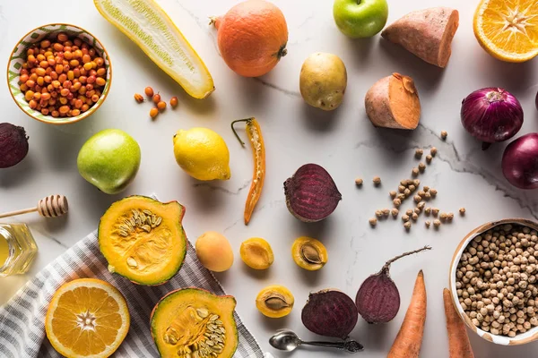 Vue de dessus de la saison automne légumes, fruits et baies avec pois chiche sur la surface de marbre — Photo de stock