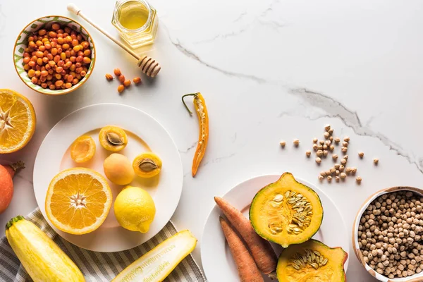 Vista superior de la temporada frutas de otoño, verduras y bayas con garbanzo en la superficie de mármol - foto de stock