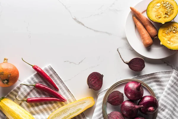 Vue de dessus de la plaque avec des légumes d'automne de saison sur la surface de marbre — Photo de stock