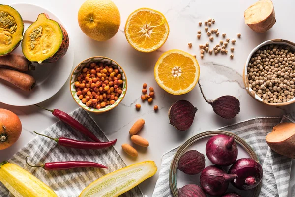 Teller von oben mit Gemüse der Saison, Obst und Beeren auf Marmoroberfläche — Stockfoto