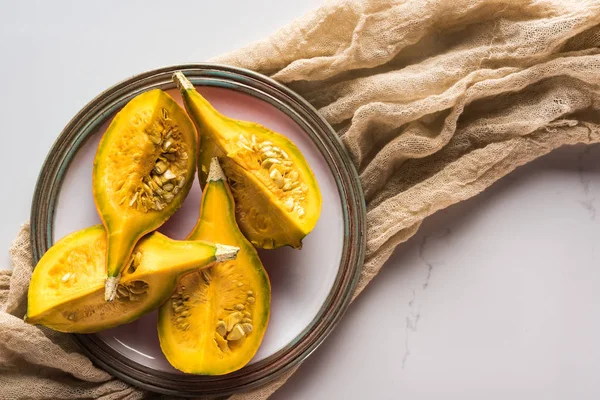 Vista dall'alto del piatto con zucca su tela — Foto stock