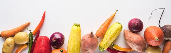 Tiro panorâmico de vegetais frescos coloridos no fundo branco — Fotografia de Stock