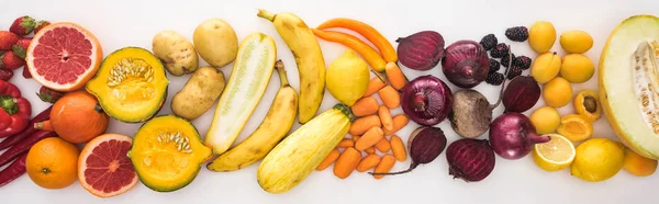 Tiro panorâmico de legumes frescos de outono e frutas no fundo branco — Fotografia de Stock