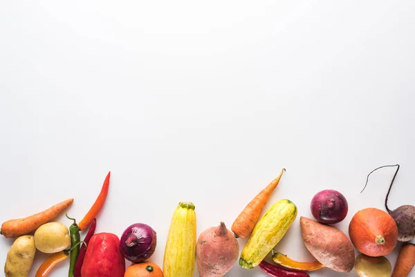 Верхний вид свежих осенних овощей на белом фоне с копировальным пространством — стоковое фото