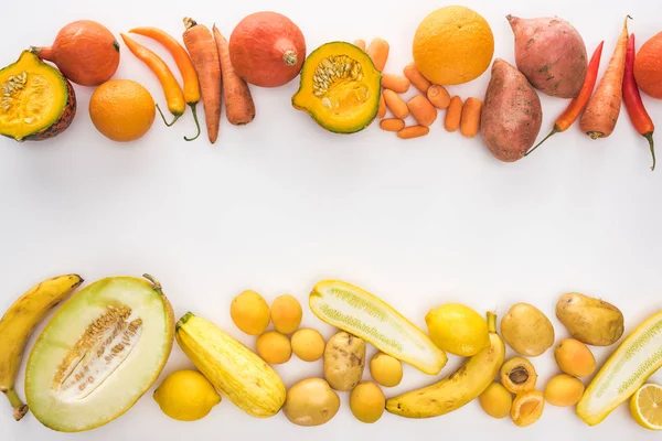 Draufsicht auf frisches, buntes Gemüse und Obst auf weißem Hintergrund mit Kopierfläche — Stockfoto