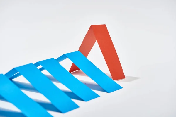 Gráfico de hojas de papel rojo y azul sobre fondo blanco - foto de stock