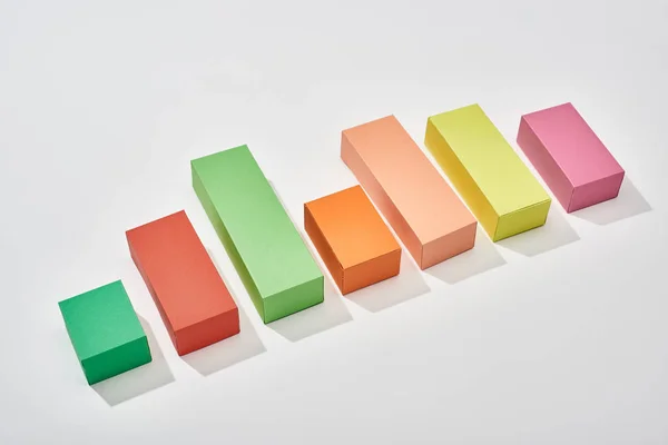 Bloques multicolor de gráfico de aumento con sombra sobre fondo blanco - foto de stock