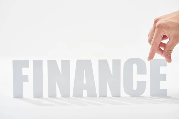 Abgeschnittene Ansicht des Mannes mit E-Brief auf Finanzinschrift auf weißem Hintergrund — Stockfoto