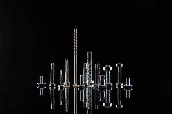 Diverse makellos metallische Schrauben isoliert auf schwarz — Stockfoto