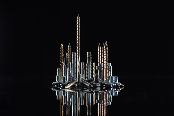 Різні блискучі металеві гвинти ізольовані на чорному — стокове фото