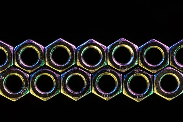 Безшовні металеві гвинти візерунок ізольовані на чорному — стокове фото