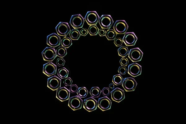 Nahaufnahme von Metallmuttern Kreis isoliert auf schwarz mit Kopierraum — Stockfoto