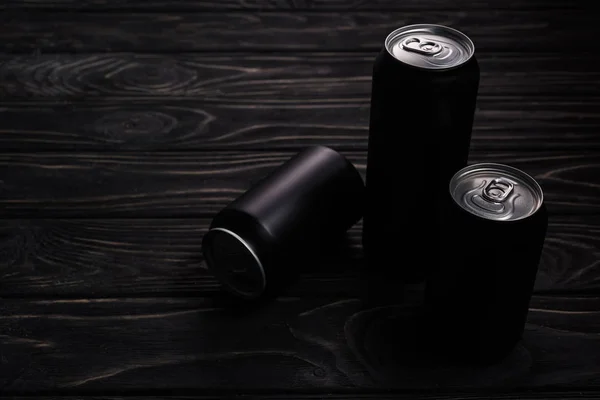 Canettes noires de bière sur table en bois avec espace de copie — Photo de stock