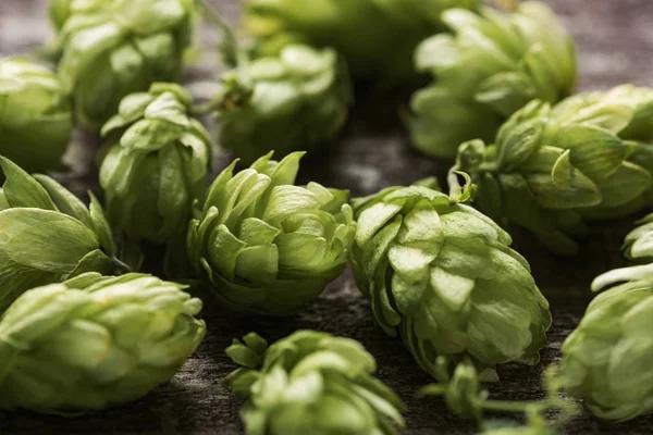 Houblon vert frais sur table en bois — Photo de stock