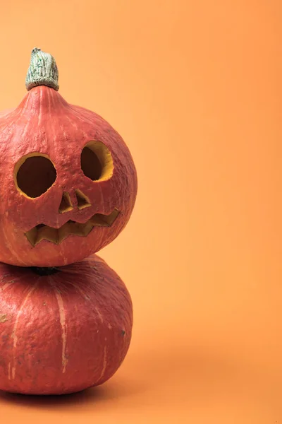 Reife Halloween-Kürbisse auf orangefarbenem Hintergrund — Stockfoto