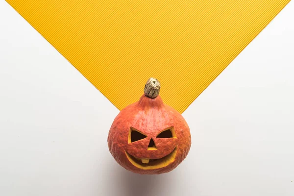 Vista dall'alto della zucca di Halloween su sfondo bianco e arancione — Foto stock