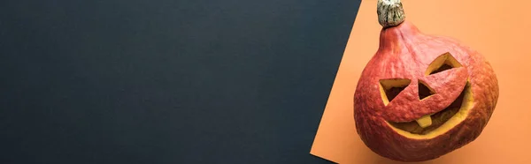 Tiro panorâmico de abóbora de Halloween no fundo preto e laranja — Fotografia de Stock