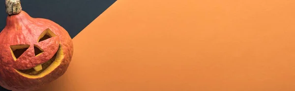 Plano panorámico de calabaza de Halloween sobre fondo negro y naranja - foto de stock