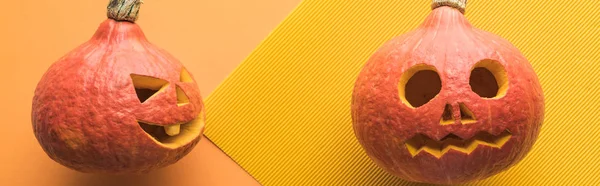 Panoramic shot of Halloween pumpkins on orange and yellow background — Stock Photo