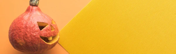 Tiro panorâmico de abóbora de Halloween em fundo laranja e amarelo — Fotografia de Stock