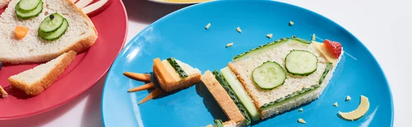 Pratos com animais extravagantes e foguete feito de alimentos para crianças café da manhã em fundo branco — Fotografia de Stock