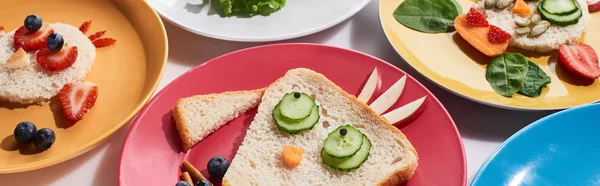 Pratos com animais de fantasia feitos de alimentos para crianças café da manhã em fundo branco — Fotografia de Stock