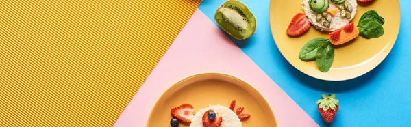 Vista superior de pratos com animais extravagantes feitos de alimentos para crianças café da manhã em fundo azul, amarelo e rosa — Fotografia de Stock