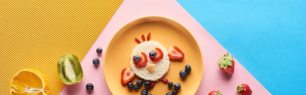 Vista superior da placa com animal de fantasia feito de alimentos para crianças café da manhã em fundo azul, amarelo e rosa — Fotografia de Stock