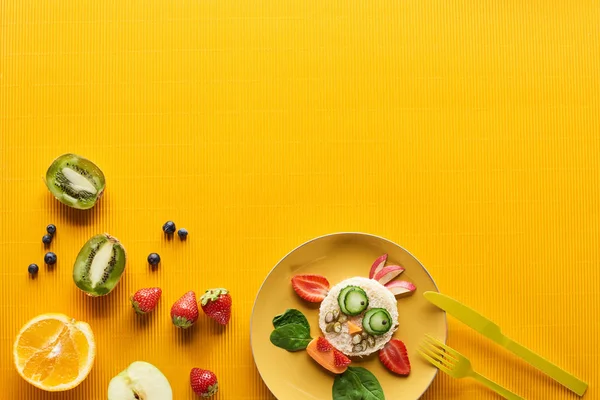 Вид зверху на тарілку з вишуканою коровою з їжі на барвистому помаранчевому фоні — стокове фото