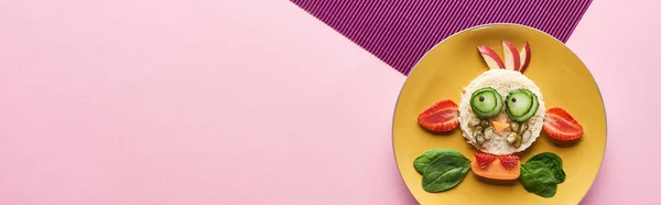 Vista superior del plato con vaca de lujo hecha de comida sobre fondo rosa y púrpura — Stock Photo