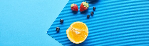 Вид сверху на свежие фрукты на голубом фоне, панорамный снимок — стоковое фото