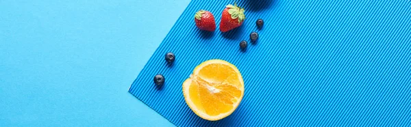 Vista superior de frutas frescas sobre fondo azul, plano panorámico - foto de stock