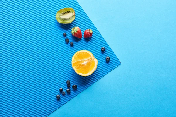 Vista dall'alto di frutti freschi maturi su sfondo blu — Foto stock