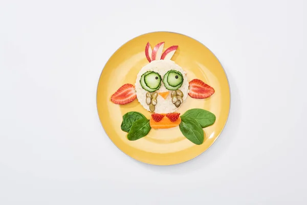 Vista superior da placa com animal de fantasia feito de alimentos para crianças café da manhã no fundo branco — Fotografia de Stock