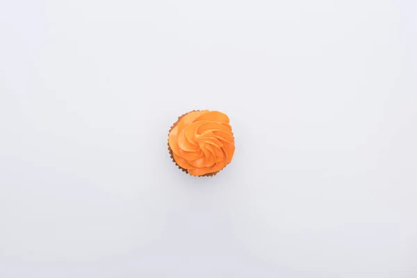 Blick von oben auf orange köstliche Halloween-Cupcake isoliert auf weiß — Stockfoto