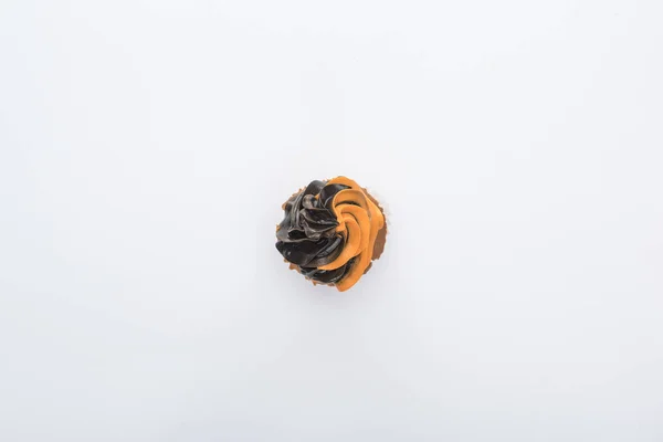 Vista superior de la deliciosa magdalena de Halloween negro y naranja aislado en blanco - foto de stock