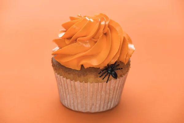 Scary Halloween cupcake with spider on orange background — Stock Photo