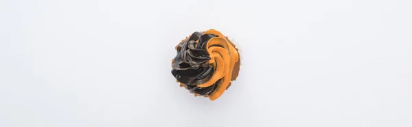 Vista superior do delicioso cupcake de Halloween preto e laranja isolado em branco, tiro panorâmico — Fotografia de Stock