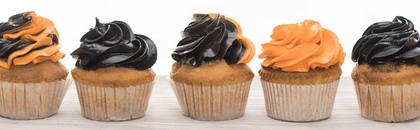 Köstliche halloween orange und schwarze Cupcakes isoliert auf weißer, panoramischer Aufnahme — Stockfoto