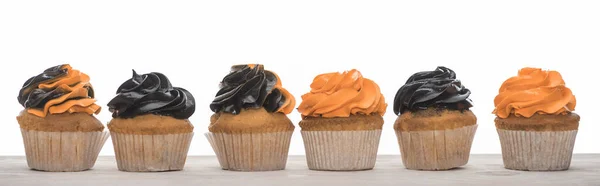 Deliciosos cupcakes laranja e preto Halloween isolado em branco, tiro panorâmico — Fotografia de Stock