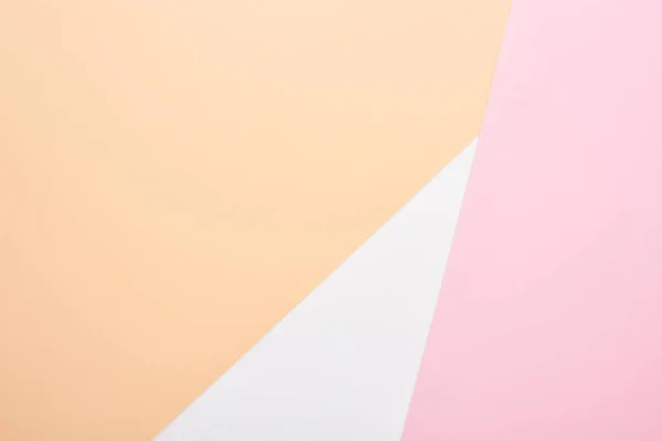 Вид сверху на белый, бежевый и розовый фон — стоковое фото