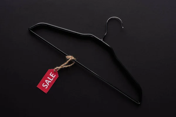 Aufhänger von oben mit Verkaufsetikett auf schwarzem Hintergrund — Stockfoto