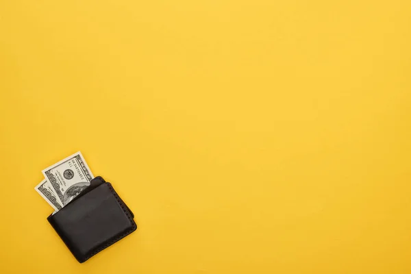 Верхний вид бумажника с банкнотами доллара на желтом фоне — Stock Photo