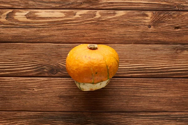 Top view of ripe fresh pumpkin on wooden surface with copy space — Stock Photo