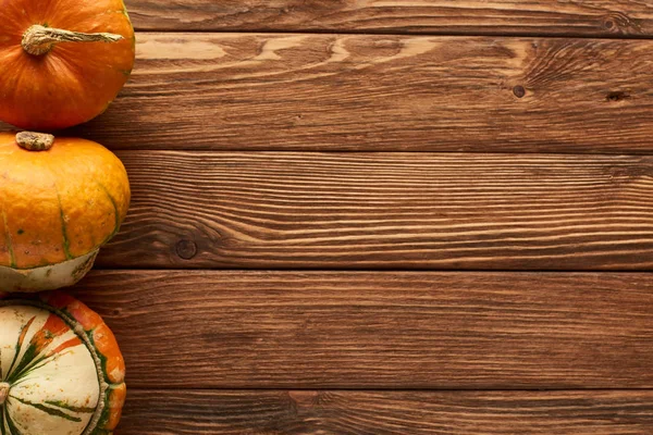 Vue de dessus des citrouilles non cuites sur la surface en bois avec espace de copie — Photo de stock