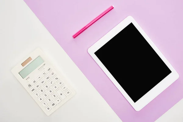 Pose plate avec tablette numérique avec écran blanc, calculatrice et feutre sur fond violet et blanc — Photo de stock