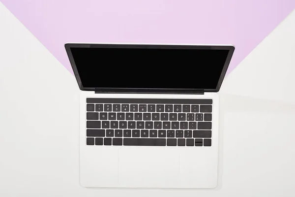 Vue du haut de l'ordinateur portable avec écran vierge sur fond violet et blanc — Photo de stock