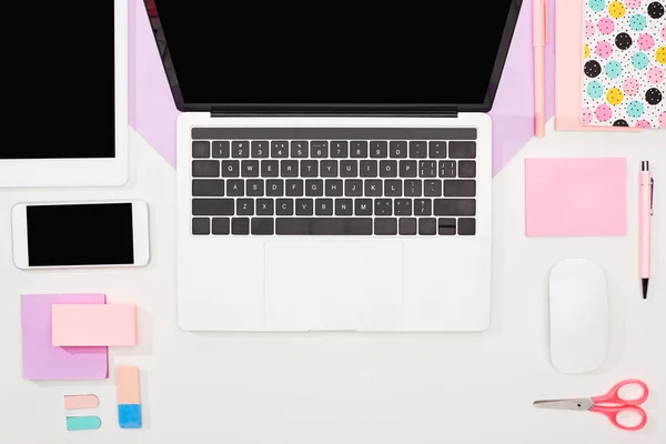 Flache Liege mit Laptop, digitalem Tablet, Smartphone mit leerem Bildschirm, Bürobedarf und Computermaus auf violett-weißem Hintergrund — Stockfoto