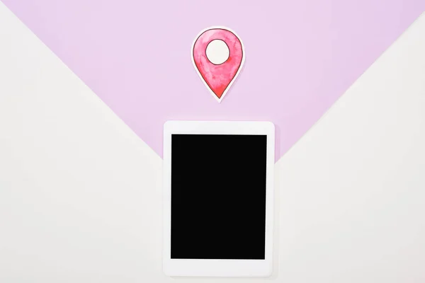 Vue du dessus de la tablette numérique avec écran vierge et icône de marque de localisation de coupe de papier sur fond violet et blanc — Photo de stock