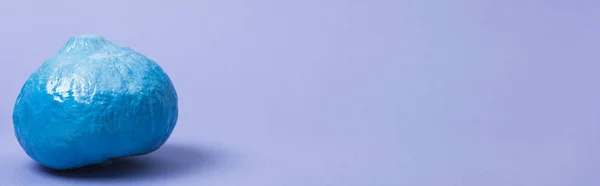 Panoramaaufnahme eines bemalten blauen Kürbisses auf violettem Hintergrund — Stockfoto